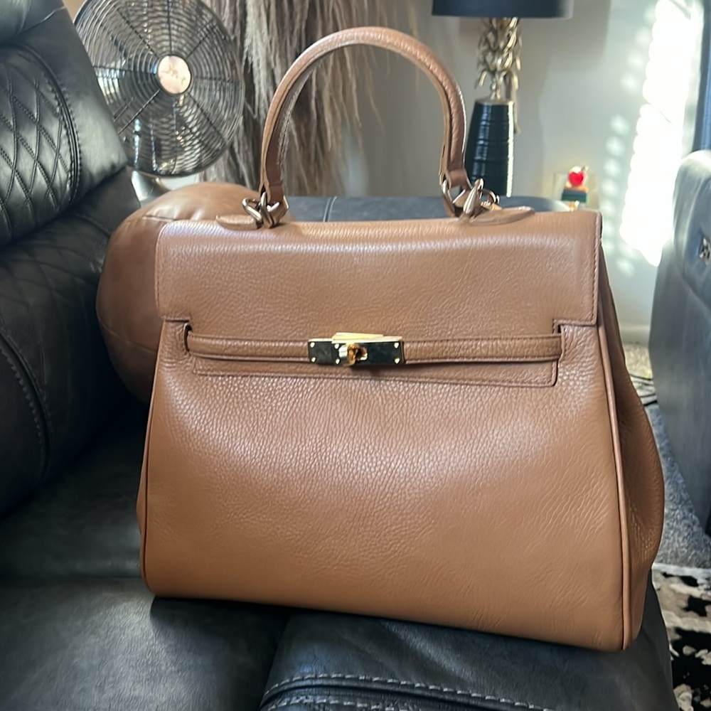 Absolutely beautiful Elegant Tan Leather Vintage Handbag